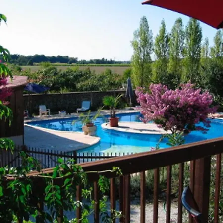 Maison De 4 Chambres Avec Piscine Partagee Jardin Amenage Et Wifi A Сasa de vacaciones Gémozac