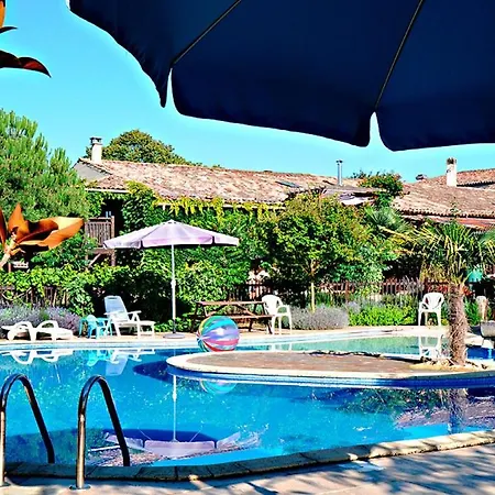 Maison De 4 Chambres Avec Piscine Partagee Jardin Amenage Et Wifi A Сasa de vacaciones