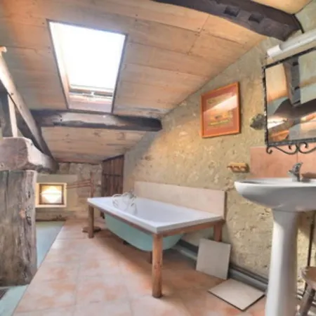 Maison De 4 Chambres Avec Piscine Partagee Jardin Amenage Et Wifi A Сasa de vacaciones Gémozac
