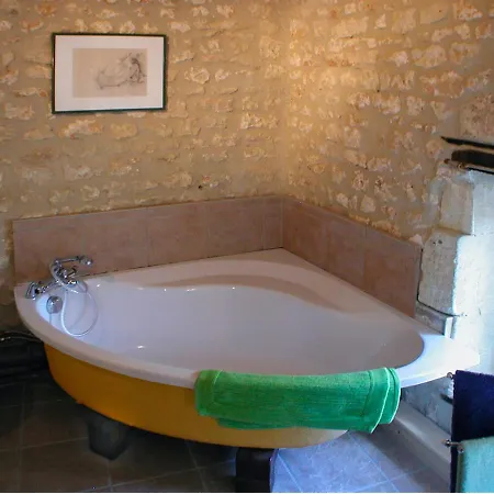 Maison De 4 Chambres Avec Piscine Partagee Jardin Amenage Et Wifi A Gémozac